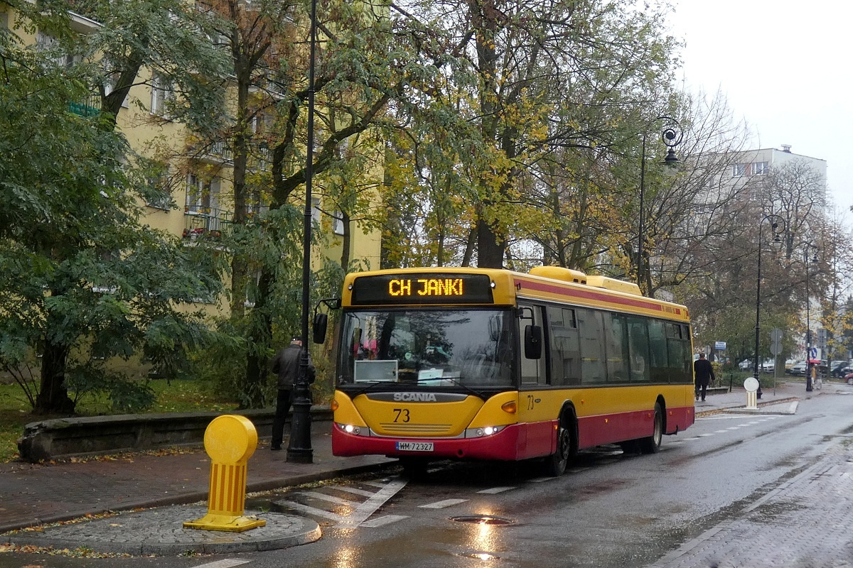 80273 
Scania (ex. A573) stoi na przystanku "Grodzisk KiliĹskiego/Sienkiewicza 01" po zakoĹczeniu obsĹugi kursu "4918" linii podmiejskiej w relacji Janki Auchan (12:50)-Grodzisk Maz. KiliĹskiego/Sienkiewicza (13:37). NastÄpnie pojedzie w obsĹudze kursu "4919" linii podmiejskiej w relacji Grodzisk Maz. KiliĹskiego/Sienkiewicza (13:40)-Janki Auchan (14:29). 
