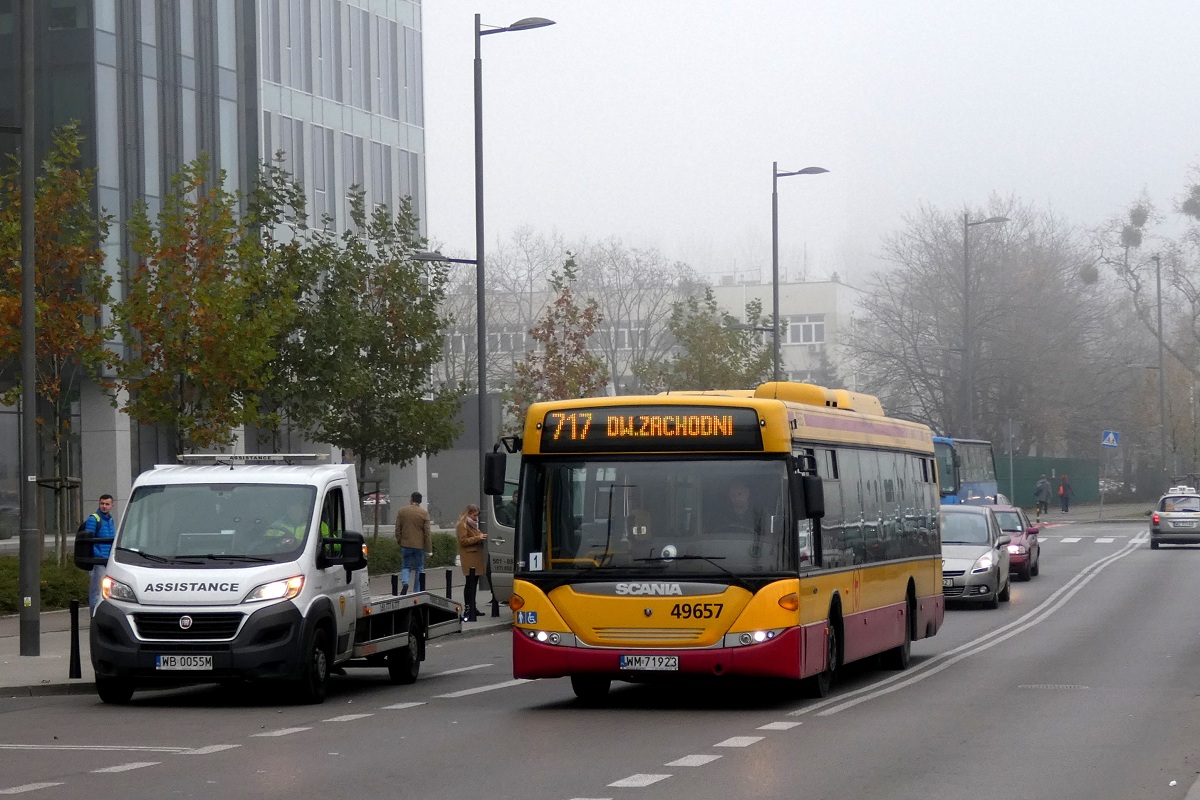 49657 (80256)
Scania zaraz zakoĹczy obsĹugÄ opĂłĹşnionego o ok. 10 minut kursu linii numer 717 w relacji PiastĂłw OgiĹskiego (11:08)-Warszawa Dw. Zachodni (11:34). W dniu dzisiejszym po 11 latach eksploatacji w podstawowej sieci ZTM Warszawa, po raz ostatni ujrzymy Scanie z grodziskiego PKS-u. 
