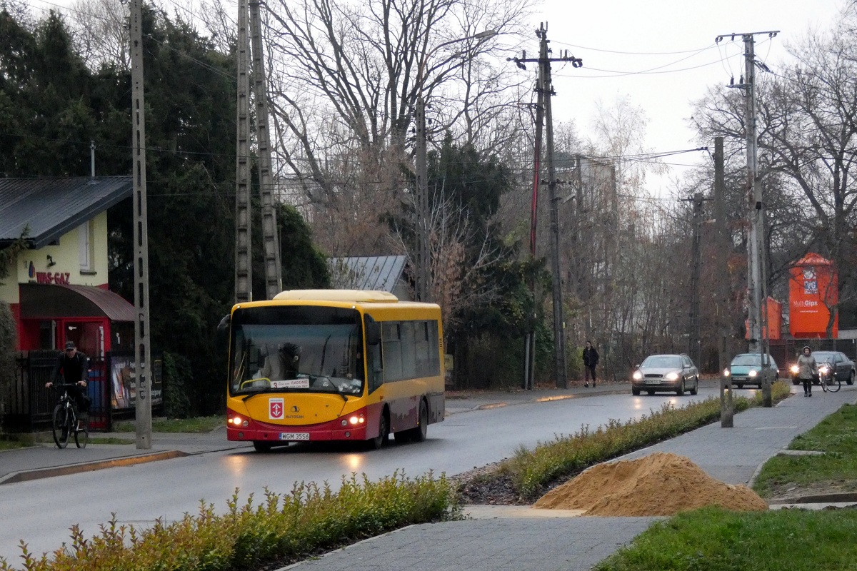 40001
SanCity jedzie w obsĹudze kursu â5523â linii numer 3 w relacji KĹudzienko PÄtla (14:19)-SzczÄsne Cmentarz Nowy (15:17). ChoÄ w PKS Grodzisk wĂłz jest zaledwie od 4 lat, jest to jego trzeci schemat malowania! WczeĹniej jeĹşdziĹ w ZÄbkach, Izabelinie (na linii L18), Pruszkowie i Ĺťyrardowie, w Grodzisku teĹź juĹź wczeĹniej kilka razy wyjechaĹ (w momencie sĹuĹźby na linii L18 gdzie byĹ rezerwÄ za Cytiosa), teraz jednak postanowiono go wysyĹaÄ na brygady 12-metrowe pomimo zalegania na bazie w Grodzisku kilku czynnych Scanii, bezrobotnych po zakoĹczeniu kontraktu ZTM w Warszawie za pociÄgi na linii grodziskiej. 
Słowa kluczowe: DziwadĹo
