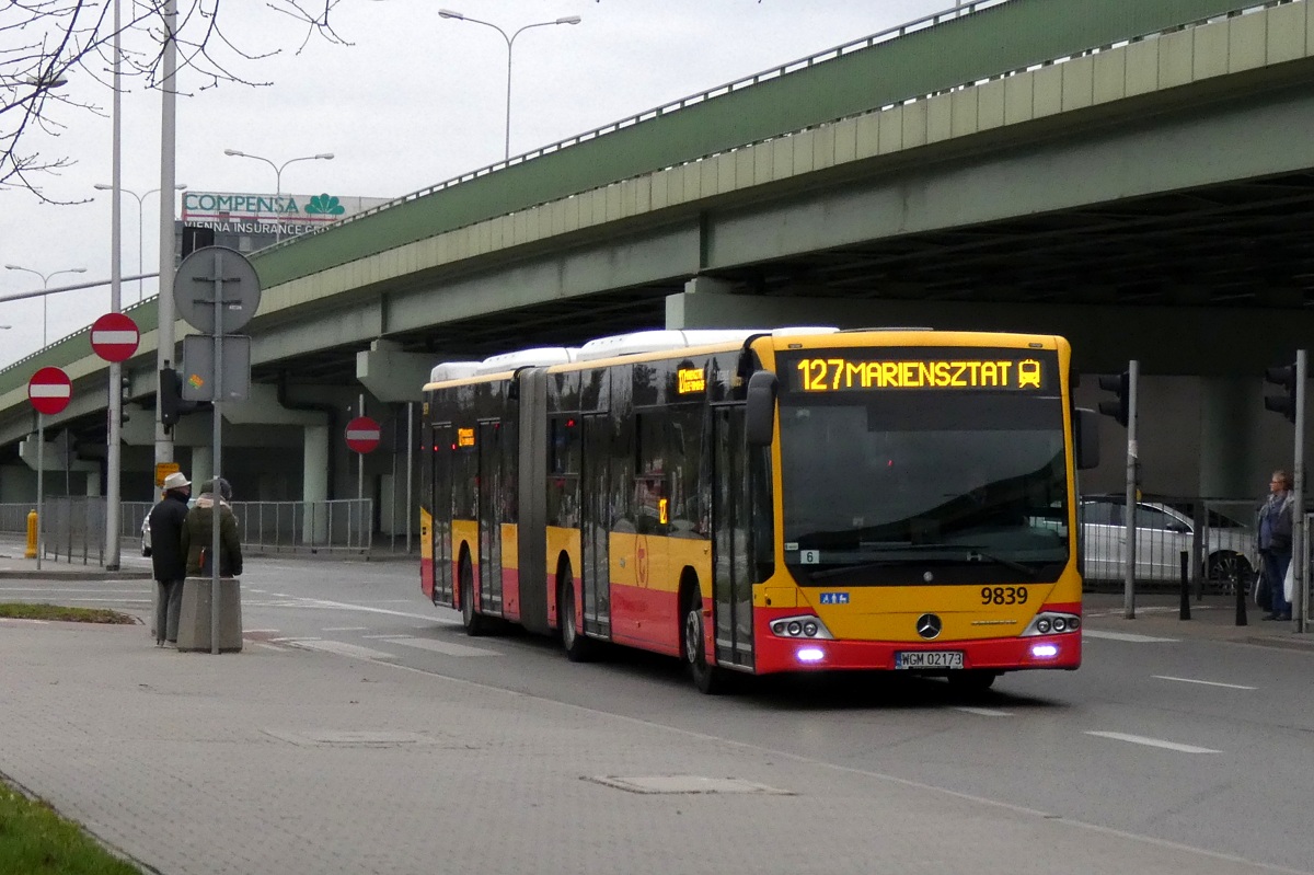 9839
Mercedes jedzie w obsĹudze kursu linii numer 127 w relacji Nowe WĹochy (11:55)-Mariensztat (12:44). 
