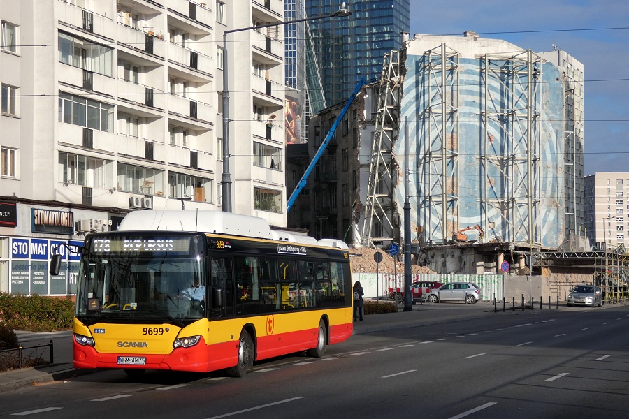 9699
Scania odjeĹźdĹźa z przystanku âRondo ONZ 06â w obsĹudze kursu linii numer 178 w relacji Konwiktorska (12:19)-PKP Ursus (13:15). 
