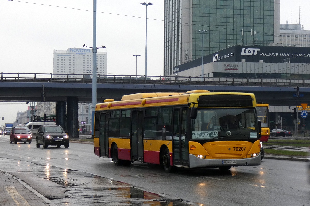 70207
Scania (ex. A507) jedzie w obsĹudze kursu linii KUPIECBUS w relacji Kupiecka (12:00)-Plac Narutowicza (12:45). Nietypowy wyglÄd czoĹa tej Scanii wynika z czÄĹciowego zamalowania pozostaĹoĹci malowania MZK Zielona GĂłra gdzie przez ponad ostatni rok jeĹşdziĹa owa Scania. 
