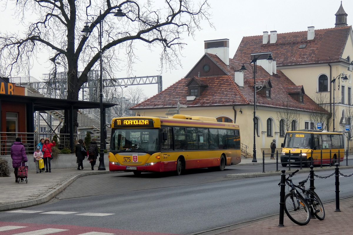 80275
Scania (ex. A575) wyrusza z dworca PKP jadÄc w obsĹudze kursu â5589â linii numer 11 w relacji Grodzisk Maz. Dw. PKP (13:23)-MakĂłwka (13:53). Obok widoczne jest ProCity #70019 jadÄce w obsĹudze opĂłĹşnionego o ok. 10 minut kursu â5173â linii numer 2 w relacji Grodzisk Maz. Dw. PKP (13:15)-KuklĂłwka (13:35). 
Słowa kluczowe: DziwadĹo