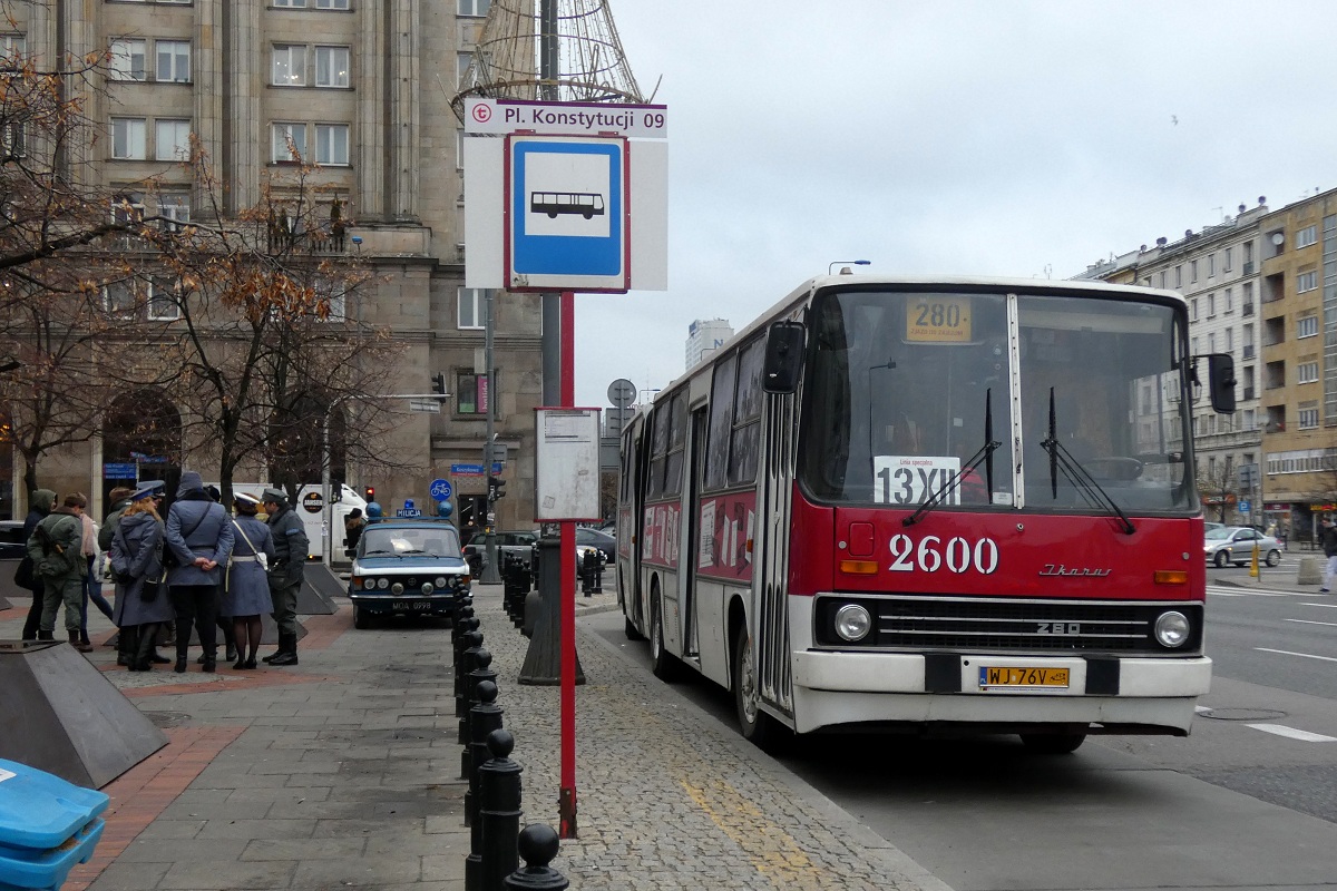 2600
Ikarus zakoĹczyĹ obsĹugÄ jednego z kursĂłw linii specjalnej 13XII i oczekuje na rozpoczÄcie kolejnego jej kursu. Trasa linii prowadziĹa ulicami: pl. Konstytucji-MarszaĹkowska-Nowowiejska-al. NiepodlegĹoĹci-Rakowiecka-PuĹawska-MarszaĹkowska-Mokotowska-Krucza-Aleje Jerozolimskie-Nowy Ĺwiat-Krakowskie PrzedmieĹcie-Miodowa-Bonifraterska-Muranowska-Andersa-Mickiewicza-SĹowackiego-Marymoncka-Mickiewicza-Andersa-MarszaĹkowska-KrĂłlewska-pl. Grzybowski-Emilii Plater-Aleje Jerozolimskie-MarszaĹkowska-pl. Konstytucji. Linia zostaĹa uruchomiona z okazji 37 rocznicy wprowadzenia stanu wojennego. 
Słowa kluczowe: IK280