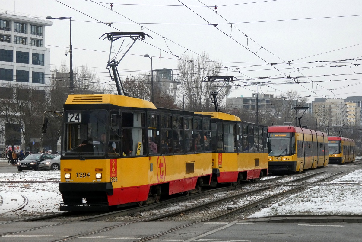 1294+1293
StopiÄtki jadÄ w obsĹudze kursu linii numer 24 w relacji Nowe Bemowo (8:54)-GocĹawek (9:56). Za nimi jedzie Swing #3200 w obsĹudze kursu linii numer 1 w relacji ĹťeraĹ Wschodni (8:44)-Plac Narutowicza (9:25). Na przystanku âRondo DaszyĹskiego 05â stoi z kolei Swing #3274 w obsĹudze kursu linii numer 1 w relacji Annopol (8:49)-Banacha (9:33).  
