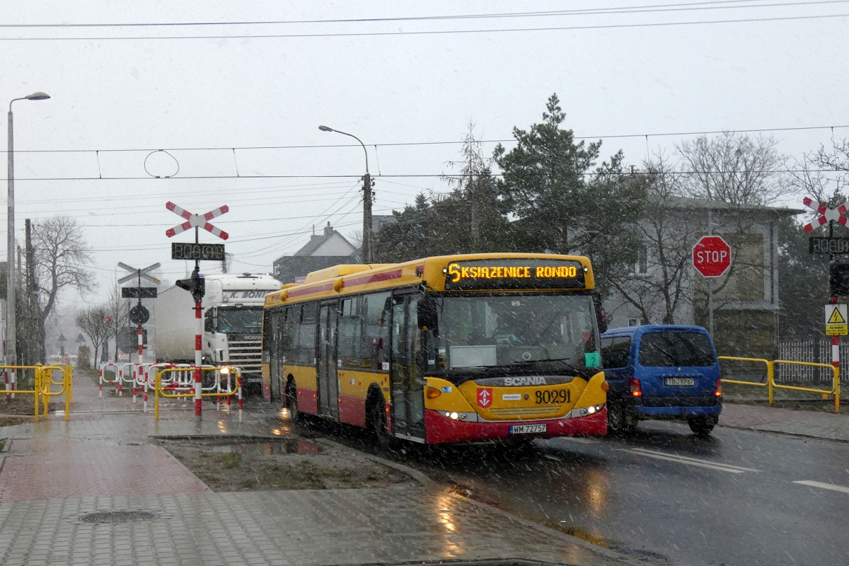 80291
Scania (ex. A591) jedzie w obsĹudze kursu â5218â linii numer 6 w relacji Grodzisk Maz. SzkoĹa nr 4 (13:35)-KsiÄĹźenice Rondo (13:54). Po prawej stronie, przy stanowisku kierowcy widoczna jest brygadĂłwka - nowoĹÄ w grodziskiej komunikacji. Jej wielkoĹÄ jest jednak na tyle duĹźa, Ĺźe pasaĹźerowie mogÄ jÄ myliÄ z numerem linii gdyĹź czÄsto tego typu kartki wczeĹniej byĹy wstawiane jako informacja w przypadku braku dziaĹajÄcych wyĹwietlaczy. 
