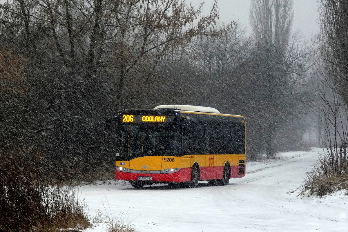 9206
Solaris jedzie w obsĹudze opĂłĹşnionego o ok. 10 minut kursu linii numer 206 w relacji Nowe WĹochy (11:33)-Odolany (11:42). 

