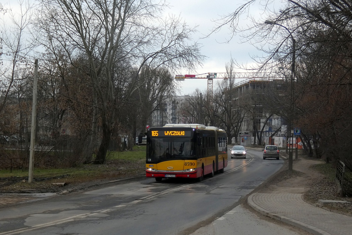 8590
Solaris jedzie w obsłudze kursu linii numer 165 w relacji Metro Wilanowska (13:57)-Wyczółki (14:15). 
Słowa kluczowe: Dziwadło