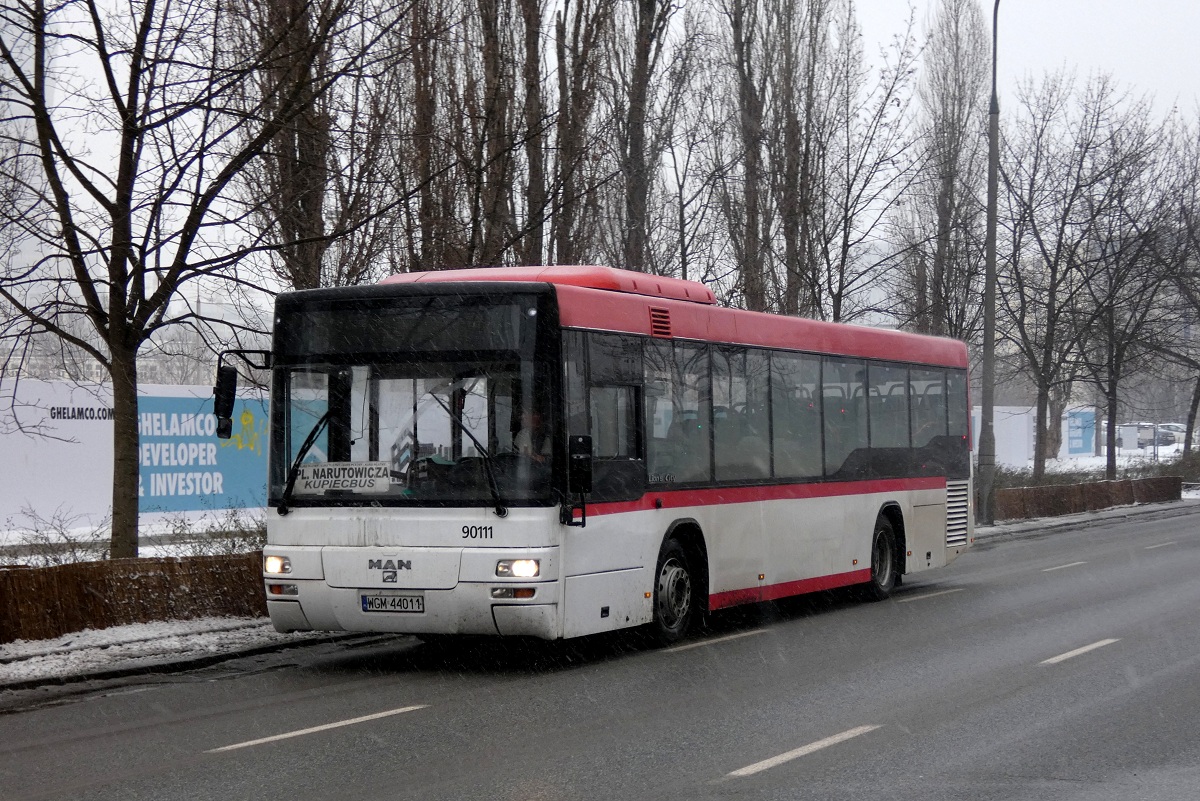 90111
MAN zaraz rozpocznie obsĹugÄ kursu linii KUPIECBUS w relacji Plac Narutowicza (12:00)-Kupiecka (12:56). W poĹowie zeszĹego roku 6 takich uĹźywanych MAN-Ăłw zakupiĹ PKS Skierniewice (z grupy PKS Grodzisk Mazowiecki) do obsĹugi linii zastÄpczej za pociÄgi Kolei Wielkopolskich na odcinku Kutno-Konin. Po pĂłĹ roku obsĹugi, spĂłĹka przegraĹa kolejny przetarg na obsĹugÄ tego odcinka wskutek czego staĹy siÄ jej zbÄdne. Postanowiono nimi zasiliÄ takĹźe PKS Grodzisk gdzie prÄdzej znajdÄ zatrudnienie. 
