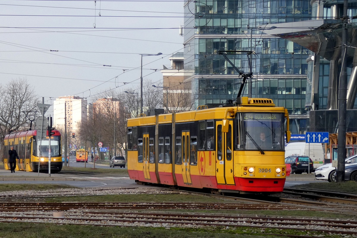 3004 i 3151
U-boot jedzie w obsĹudze kursu linii numer 24 w relacji Nowe Bemowo (12:36)-GocĹawek (13:38). W tle na przystanku âRondo DaszyĹskiego 05â stoi Swing w obsĹudze kursu linii numer 1 w relacji Annopol (12:31)-Banacha (13:15). 
