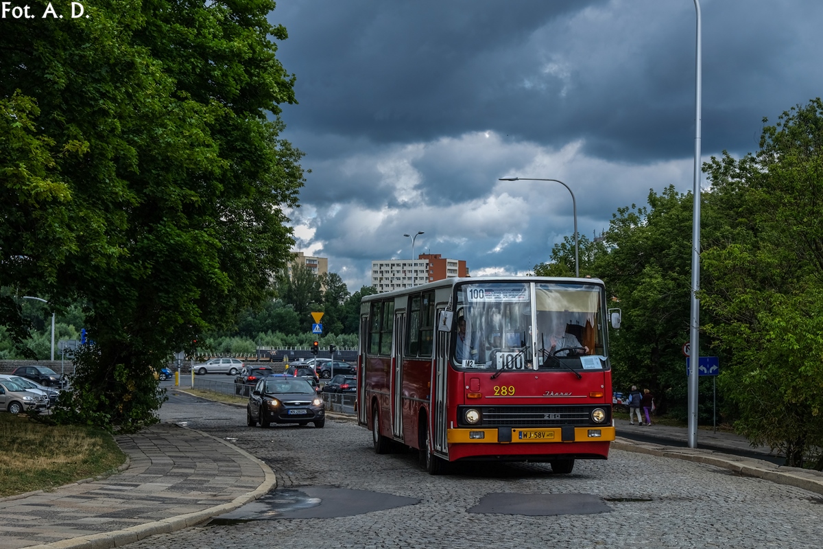 289
Ikarus pokonuje doĹÄ stromy podjazd na most ĹlÄsko-DÄbrowski, aby dojechaÄ na przystanek Park Praski.
Słowa kluczowe: IK260