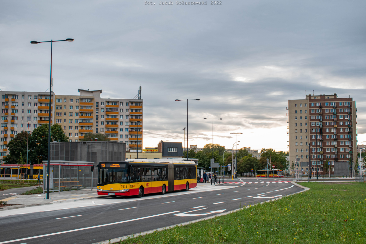 5434
Od dziĹ (tj.11.09) przejazd przez ul. Kondratowicza jest czÄĹciowo otwarty. ByĹo moĹźna juĹź tam spotkaÄ autobusy linii 112, 204 i 240, a w nocy tamtÄdy pojechaĹy takĹźe N02 oraz N64.
