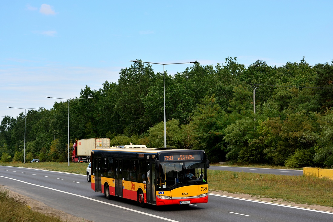 739
Solaris oddala siÄ od przystanku BurakĂłw - ostatniego na terenie Ĺomianek.
