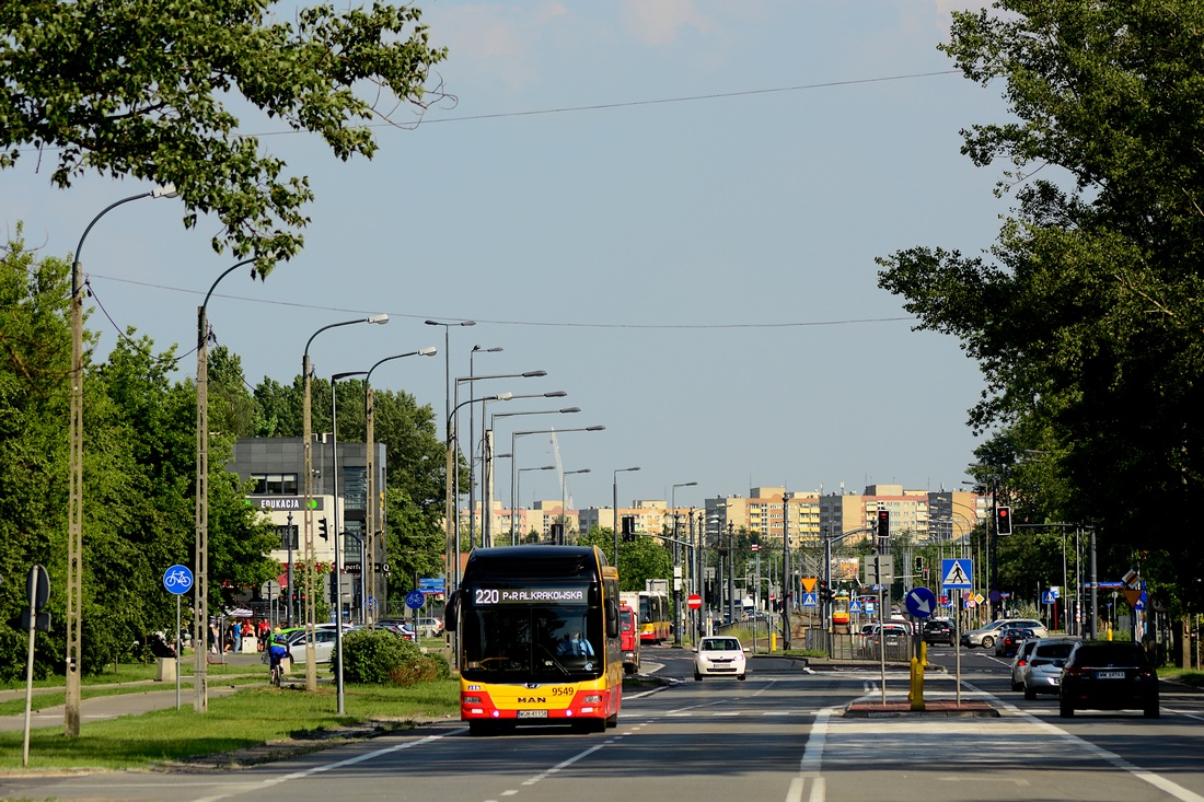 9549
Hybryda na poczÄtkowym odcinku trasy linii 220 kieruje siÄ na odlegĹy kraniec P+R Al. Krakowska.
