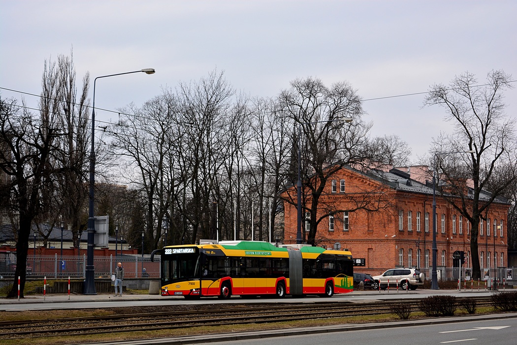 7100
Tester, ktĂłry wiÄcej stoi popsuty niĹź jeĹşdzi.
Słowa kluczowe: DziwadĹo