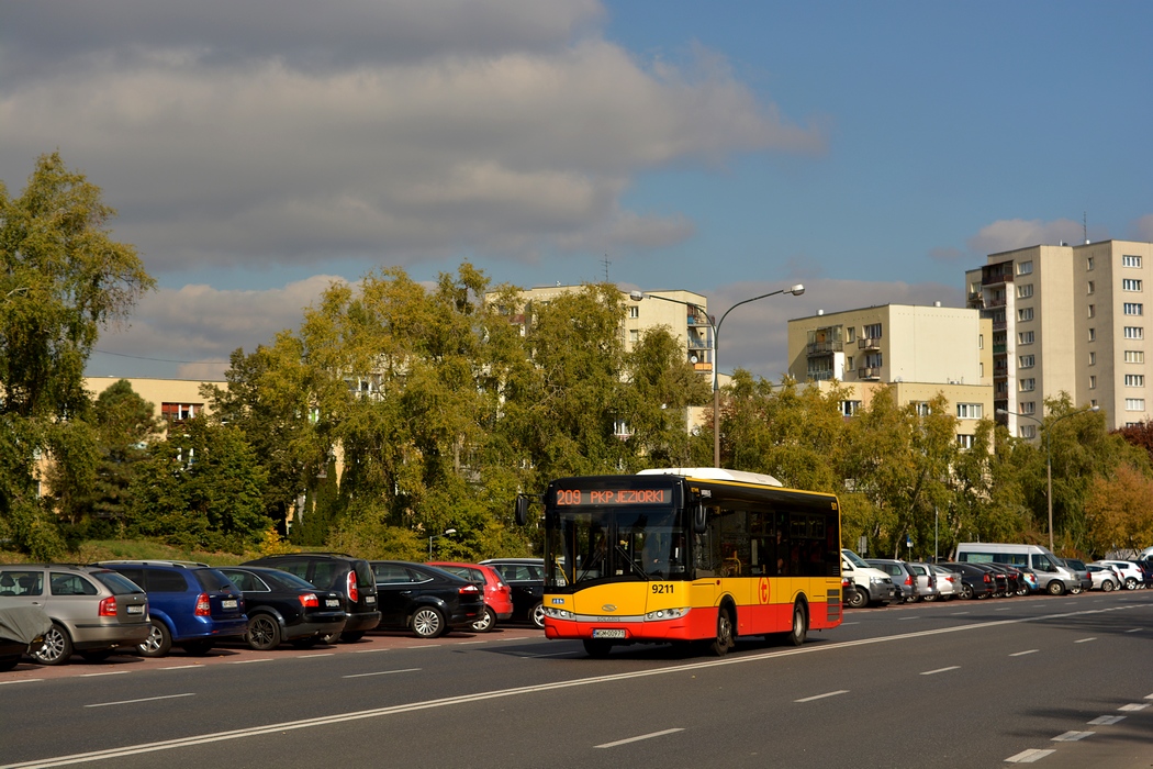 9211
PrzekĹadaniec linii 209 i 239 zmierza w stronÄ pÄtli PKP Jeziorki.
