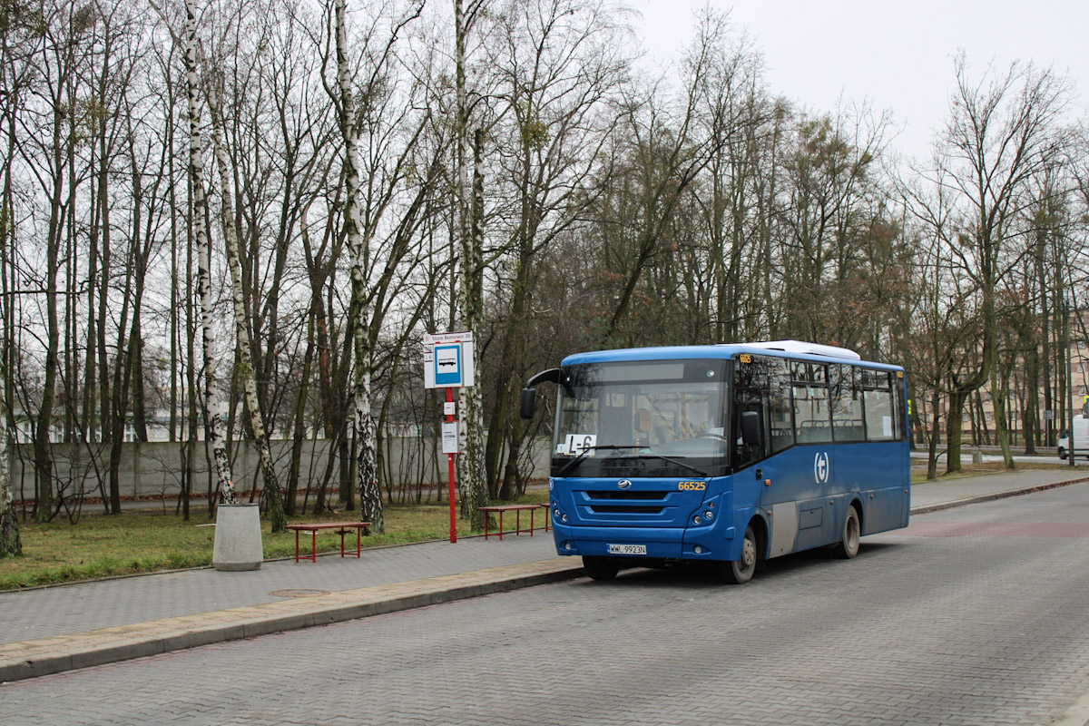 66525
Nowiutki ZAZik A08 oczekuje na kolejny kurs w kierunku kraĹca PilaszkĂłw.
