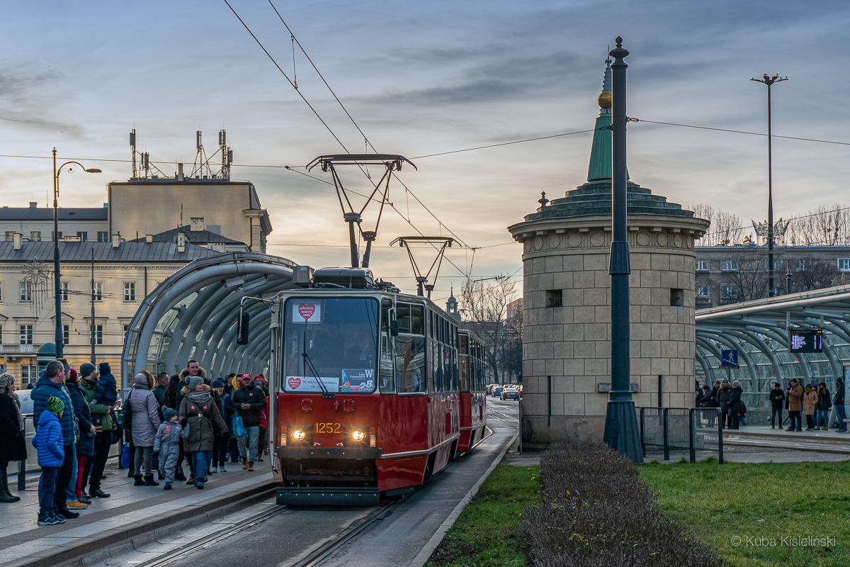 1252+1251
Trzeba przyznaÄ, Ĺźe tak Ĺadnego skĹadu w TW nie byĹo dawno. Mimo wspĂłĹczesnych elementĂłw wyposaĹźenia, wagony prezentujÄ siÄ fantastycznie!
Słowa kluczowe: WOĹP2020