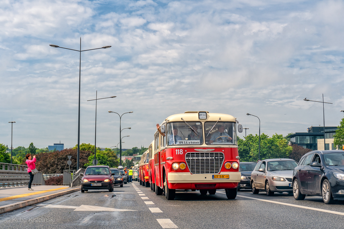 118+600
Krakowski Ikarus 620 z doczepÄ przejeĹźdĹźa przez most Ĺazienkowski w paradzie podczas XVI Nocy MuzeĂłw.
Słowa kluczowe: NM2019 IK620 Parada