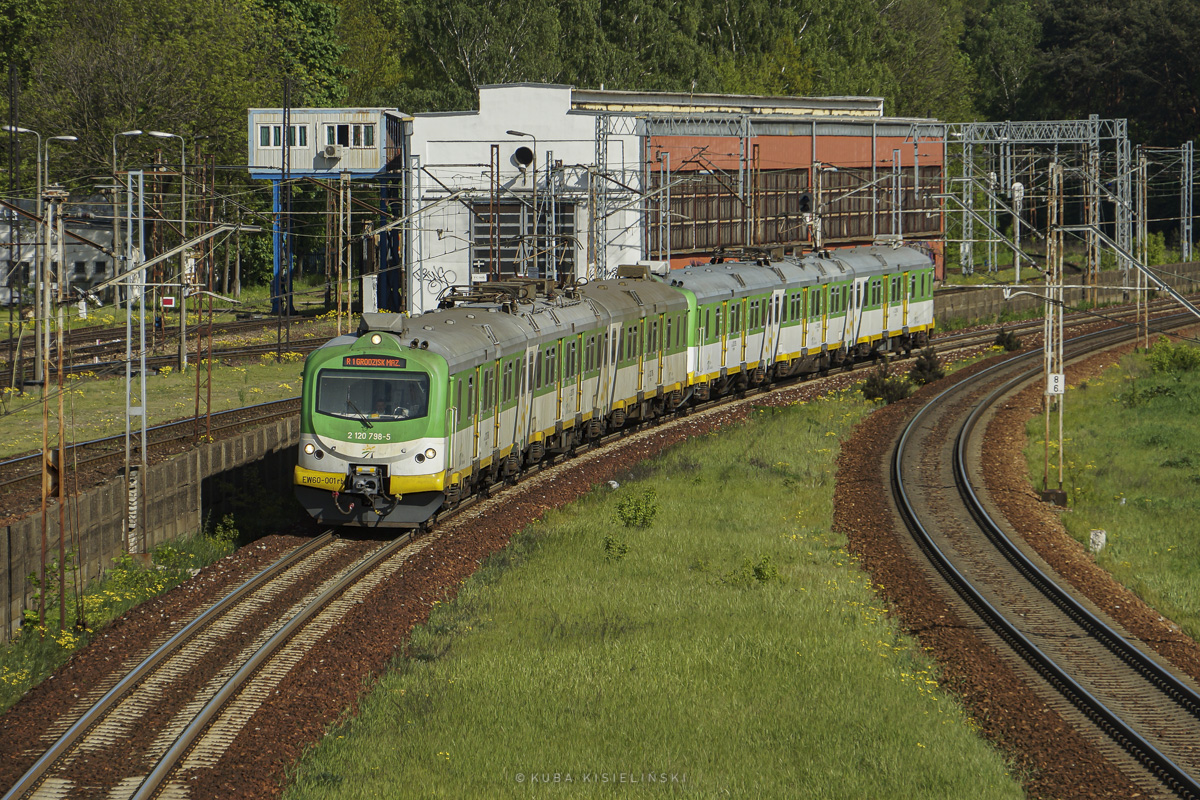 EW60-001+EW60-002
Duet EW60 (w czasach, gdy jeszcze jeĹşdziĹy jako duet) zbliĹźa siÄ do p.o. Warszawa Olszynka Grochowska jako pociÄg R1 do Grodziska Mazowieckiego
