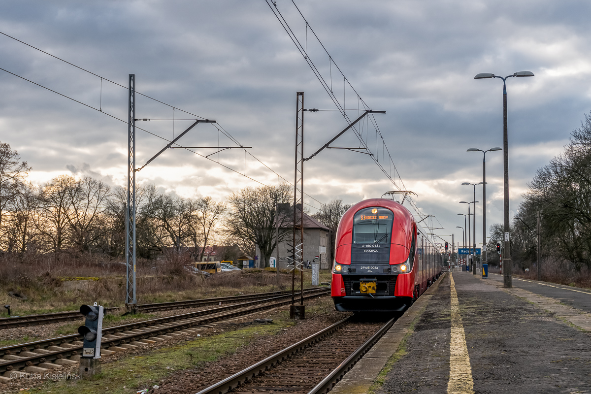 27WE-003
Elf Szybkiej Kolei Miejskiej odpoczywa na radzymiĹskiej stacji po skoĹczonym kursie jako pociÄg linii S3 z Lotniska Chopina
