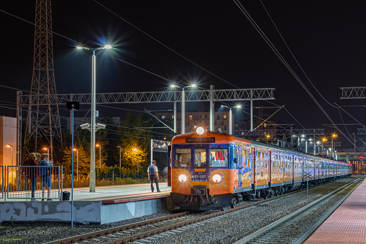 EN57-1317
Lubelskie trio kibli EN57-1317 + EN57-1338 + EN57-1330 jako specjalny pociÄg POLREGIO 18108/9 "Pol'and'Rock Festival 2019" z Ĺukowa do Kostrzyna, przez WarszawÄ i ĹĂłdĹş. Atmosfera bardzo fajna, peĹna kultura wĹrĂłd festiwalowiczĂłw. Ĺwietne byĹy okrzyki radoĹci, gdy pociÄg ruszyĹ ze stacji :))
