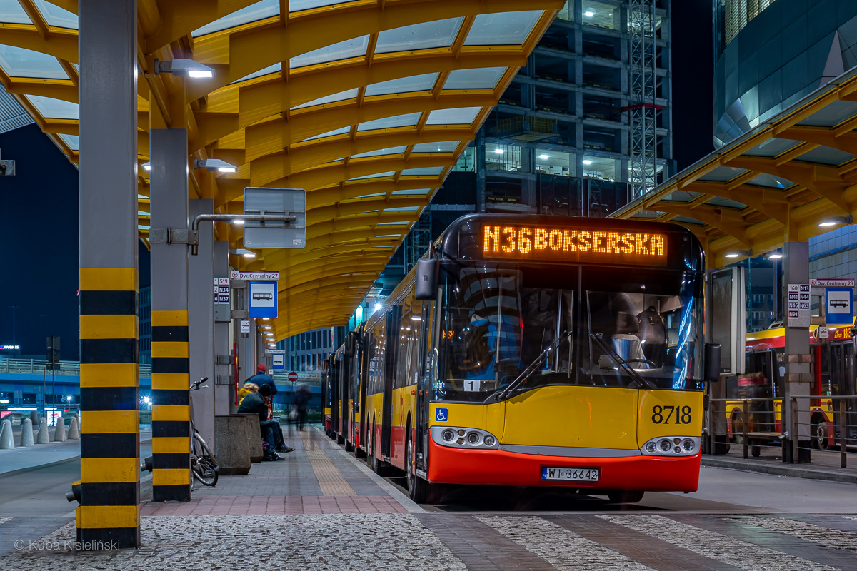 8718
Warszawa, pÄtla Dworzec Centralny. Ostatnia jeĹźdĹźÄca liniowo deskorolka przygotowuje siÄ do trzeciego kursu na pierwszej brygadzie linii N36. Noc z 20 na 21 grudnia byĹa ostatniÄ okazjÄ na przejechanie siÄ w Warszawie Solarisem Urbino 15 w ruchu liniowym. Po niemal 20 latach wozy znikajÄ z ulic Warszawy. MZA zostawia na "zabytek" #8919, KMKM teĹź prĂłbuje wywalczyÄ jednÄ deskorolkÄ na swĂłj uĹźytek.
Słowa kluczowe: OstatniaJazdaDeskorolkÄ DziwadĹo SU15