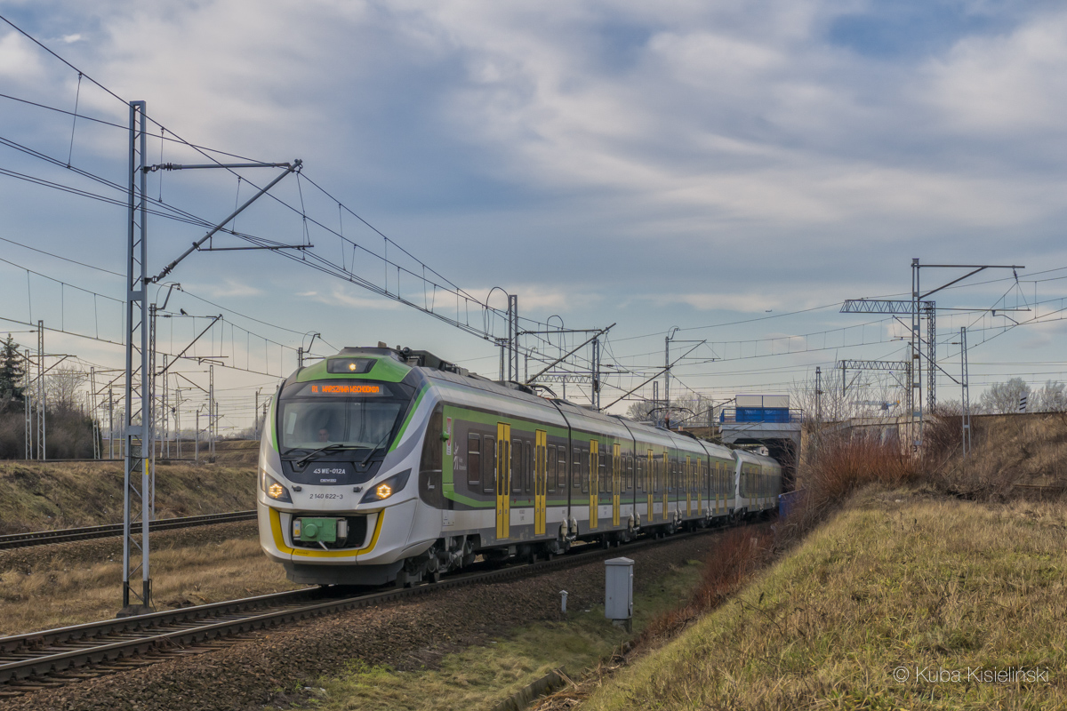 45WE-012
Mazowiecki duet ImpulsĂłw 45WE przejeĹźdĹźa obok p.o. Warszawa Reduta Ordona, kierujÄc siÄ w stronÄ Warszawy Zachodniej jako pociÄg R1 ze Skierniewic do Warszawy Wschodniej.
