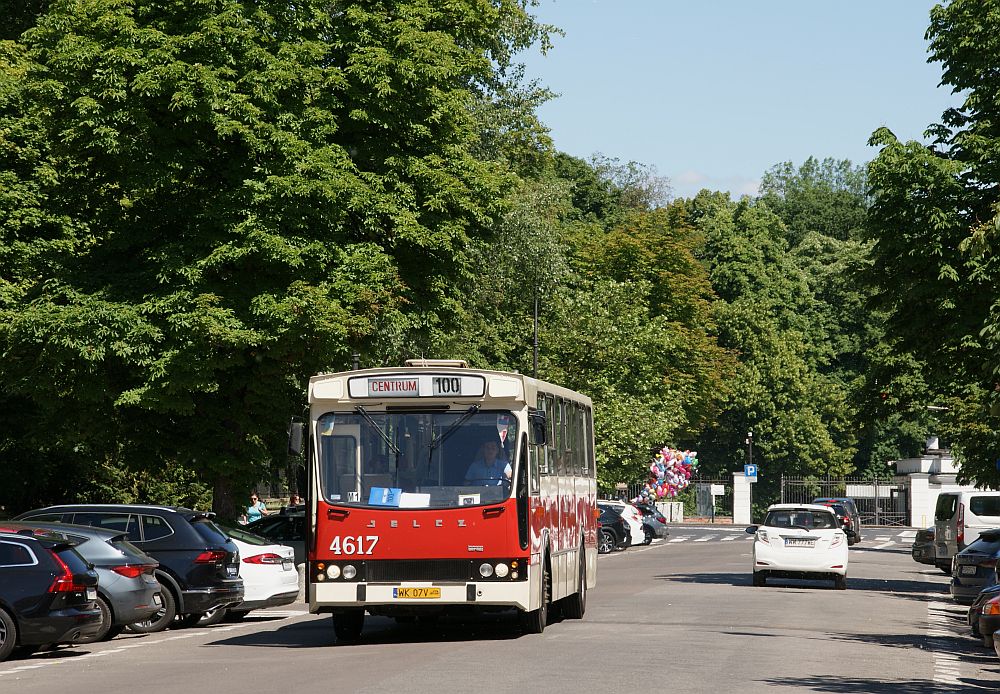 4617
Po 12 latach wziÄĹem ponownie aparat do rÄki i uwieczniĹem zabytkowy autobus typu Berliet PR110M na linii turystycznej 100.
Słowa kluczowe: PR110M