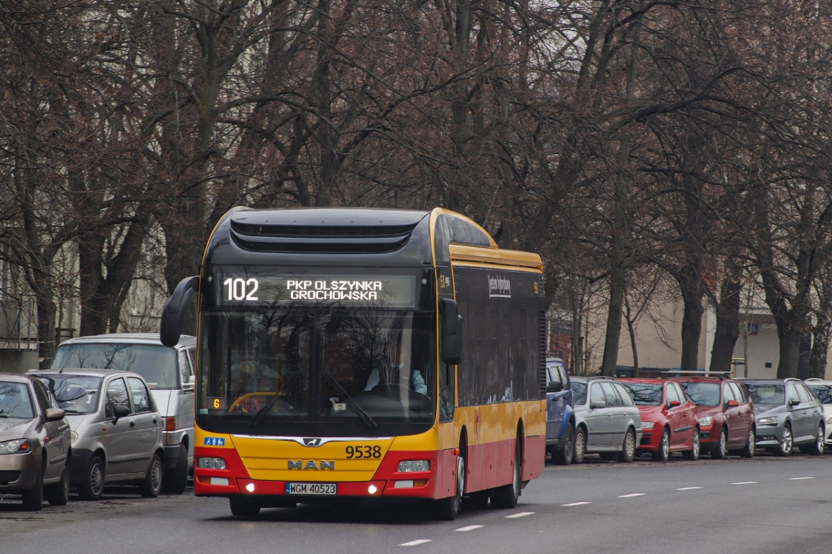 9538
Hybrydowy MAN z firmy Mobilis za chwilÄ obsĹuĹźy przystanek Grenady. 
