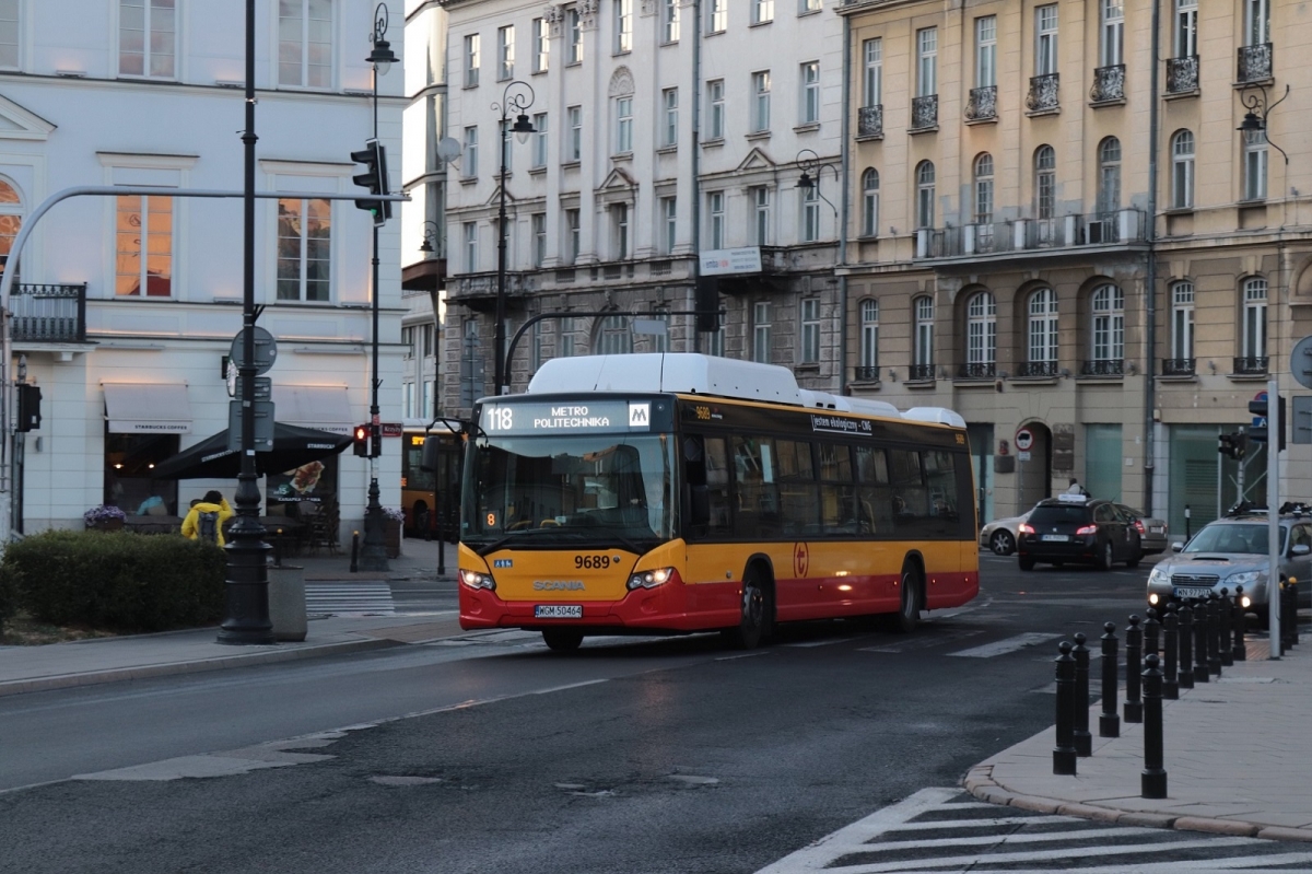 9689
Prywaciarski gazowiec, dojeĹźdĹźa do przystanku Plac Trzech KrzyĹźy.
