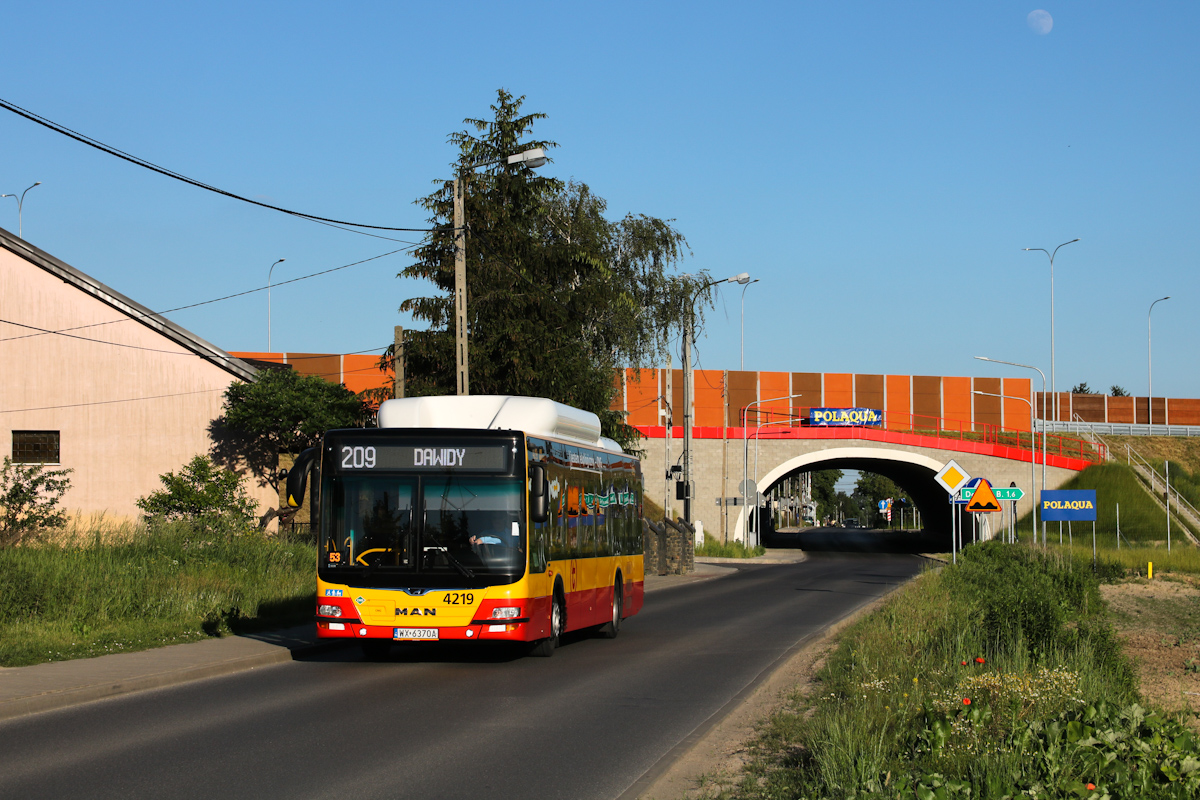 4219
Dzisiejsze dziwadĹo na ĹÄczonym 209+239, chociaĹź mniej ciekawe jak elektryki z Woronicza na brygadach szczytowych linii 209+239+809+815, ktĂłre pojawiaĹy siÄ parÄ razy jakiĹ czas temu.
Słowa kluczowe: DziwadĹo