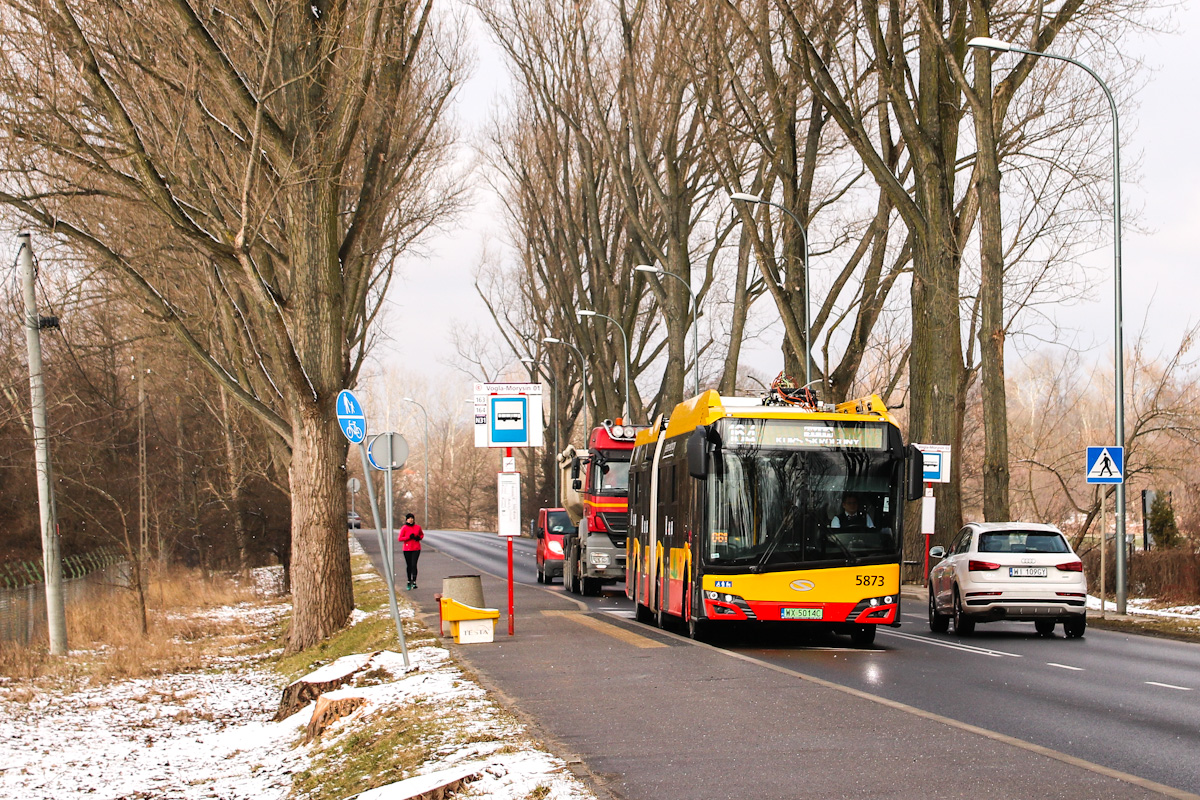 5873
061/162+164 wyglÄda tak, Ĺźe najpierw wĂłz jedzie jako dodatek na 162 i gdy koĹczy ok. 8 rano na CheĹmskiej, jedzie do przystanku Ĺw. Bonifacego na Sobieskiego i czeka jako 164 na bodajĹźe 2/164, ktĂłry przyjeĹźdza o 8:22 na przytanek Ĺw. Bonifacego i jedzie jako bis do przystanku Syta z maĹym Solarisem (akurat na zdjÄciu jest tylko elektryk, bo Solaris Mobilisu nie zdÄĹźyĹ na skrÄcie w lewo z PrzyczĂłĹkowej w Vogla).
