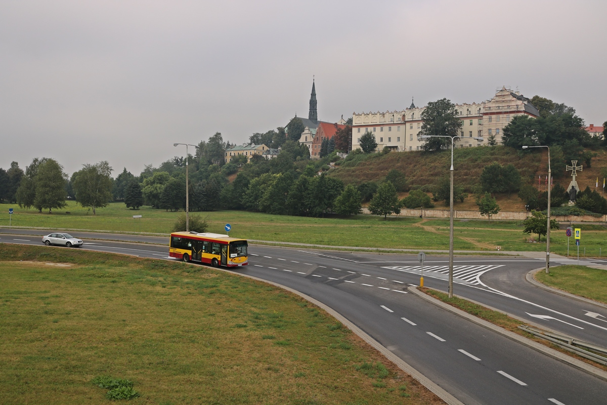10 (A164)
W dominujÄcym przez Autosany taborze sandomierskiego przewoĹşnika, prĂłcz bocianĂłw sÄ wyjÄtki w postaci 2 Jelczy Libero, ktĂłre jeĹşdziĹy kiedyĹ w Mobilisie. Ex-A164 (obecnie #10, widoczny na zdjÄciu) i Ex-A165 (#11). Niestety drugiego Libera nie zĹapaĹem, choÄ miaĹem szanse.
Słowa kluczowe: MOBLIBERO