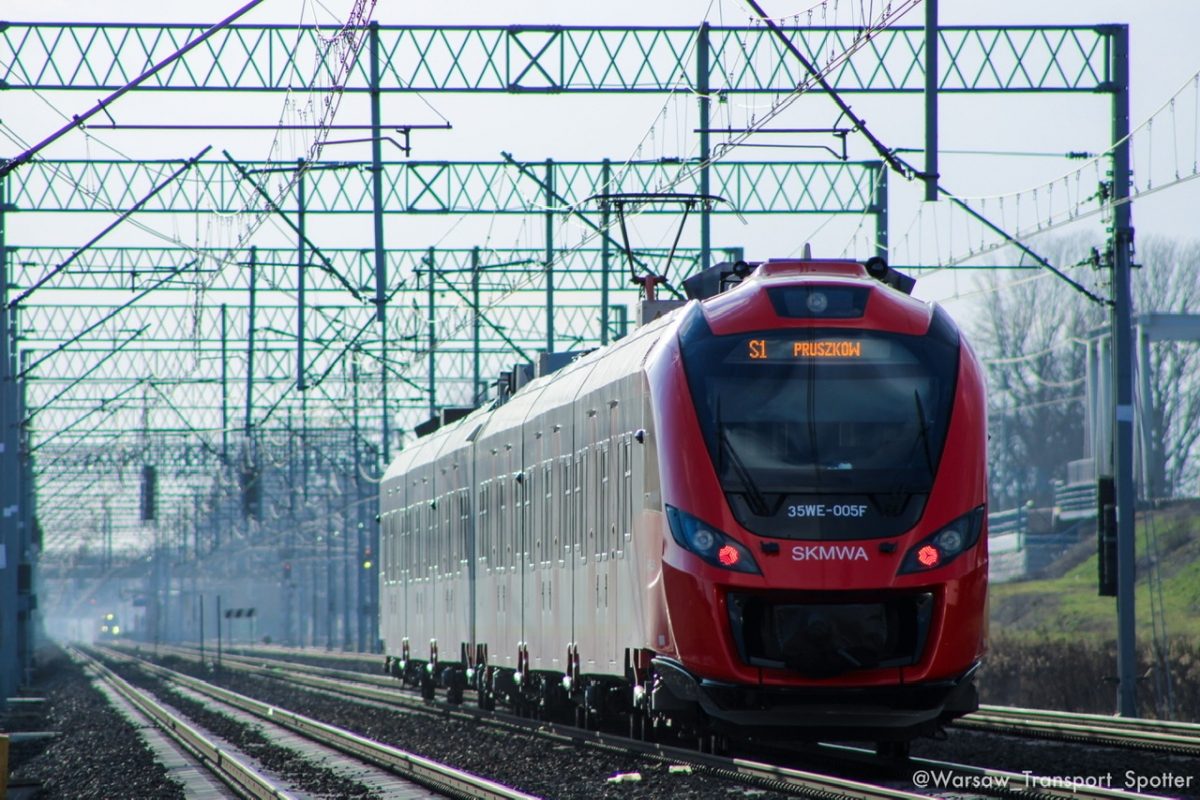 35WE-005
PociÄg Szybkiej Kolei Miejskiej nabiera prÄdkoĹci za stacjÄ Warszawa Ursus-Niedzwiadek
