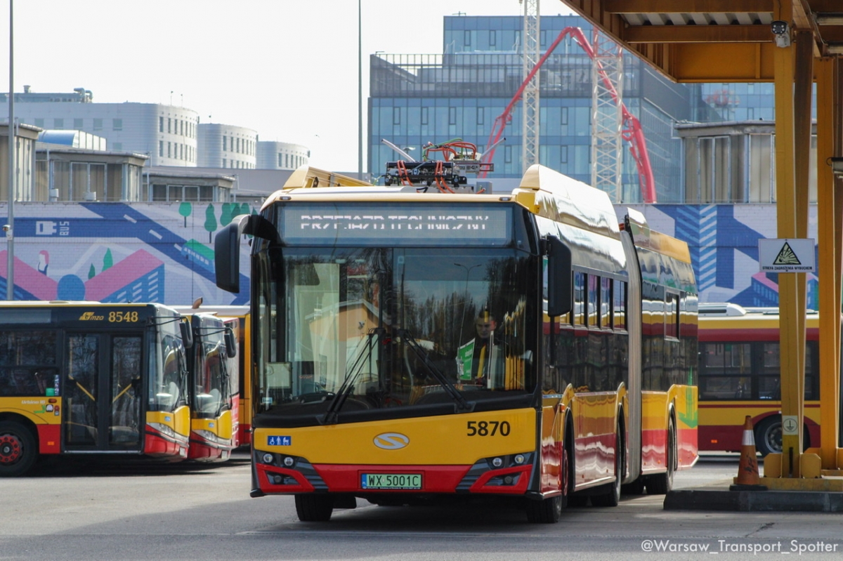 5870
Nowy SU18 IV Electric oczekujÄcy na wyjazd w celu podmiany wozu spalinowego kursujÄcego na 2/503, na ktĂłry ostatecznie siÄ nie doczekaĹ.
