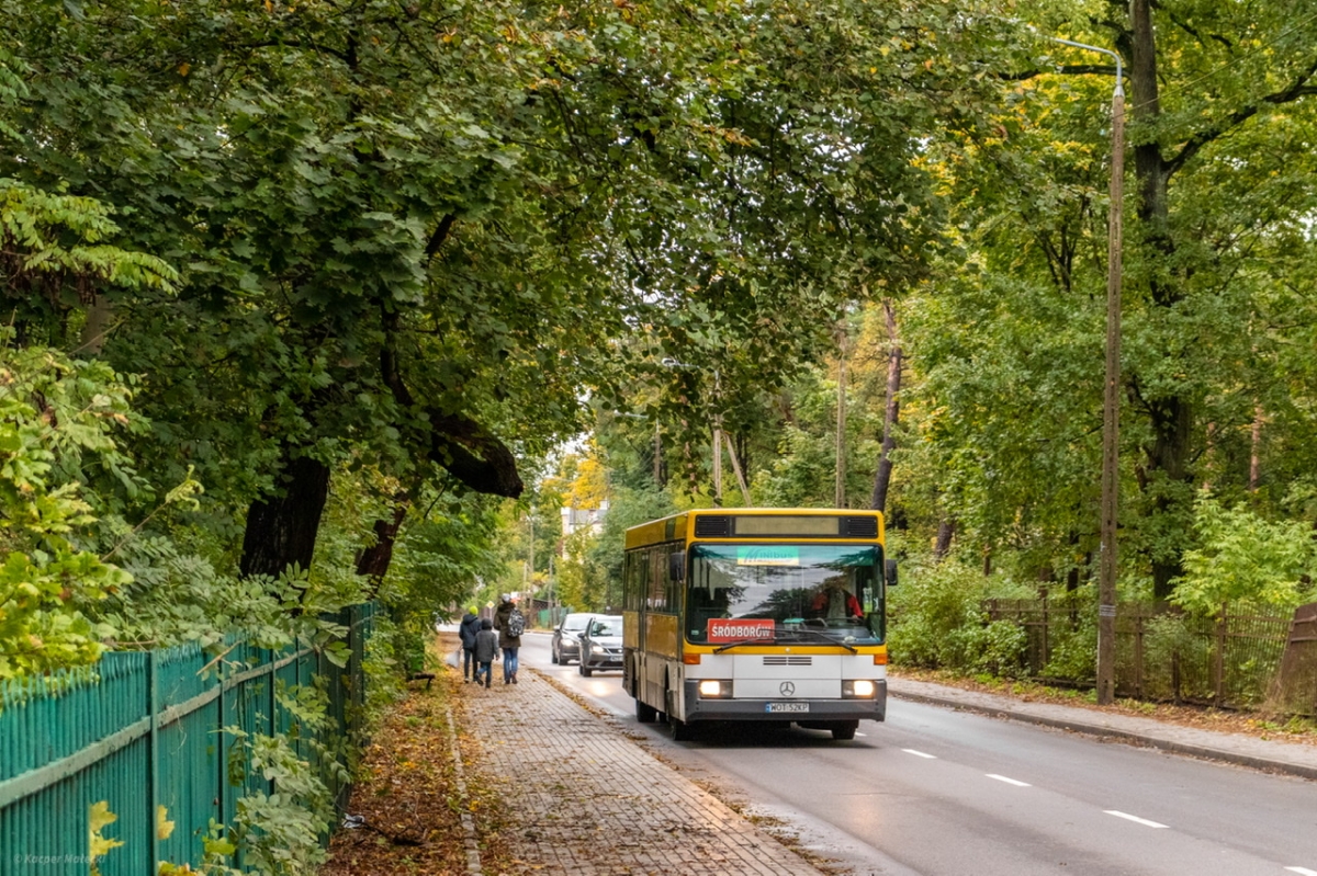 20
W miarÄ nowoczesny tabor (jak na firmÄ tej wielkoĹci), relatywnie duĹźa czÄstotliwoĹÄ kursowania, proste trasy (w przeciwieĹstwie do np. 702, 722) i wszystkie przystanki funkcjonujÄce warunkowo - to wszystko sprawia, Ĺźe nie tylko mieszkaĹcy miejsc pozbawionych linii WTP korzystajÄ z MiniBusa Karczew, ale nawet mieszkaĹcy bardziej oddalonych czÄĹci Warszawy, pomimo Ĺźe majÄ alternatywÄ w postaci WTP. Jedyna rzecz, ktĂłrej nie potrafiÄ zrozumieÄ to numeracja linii, a wĹaĹciwie jej brak.
Słowa kluczowe: Natura
