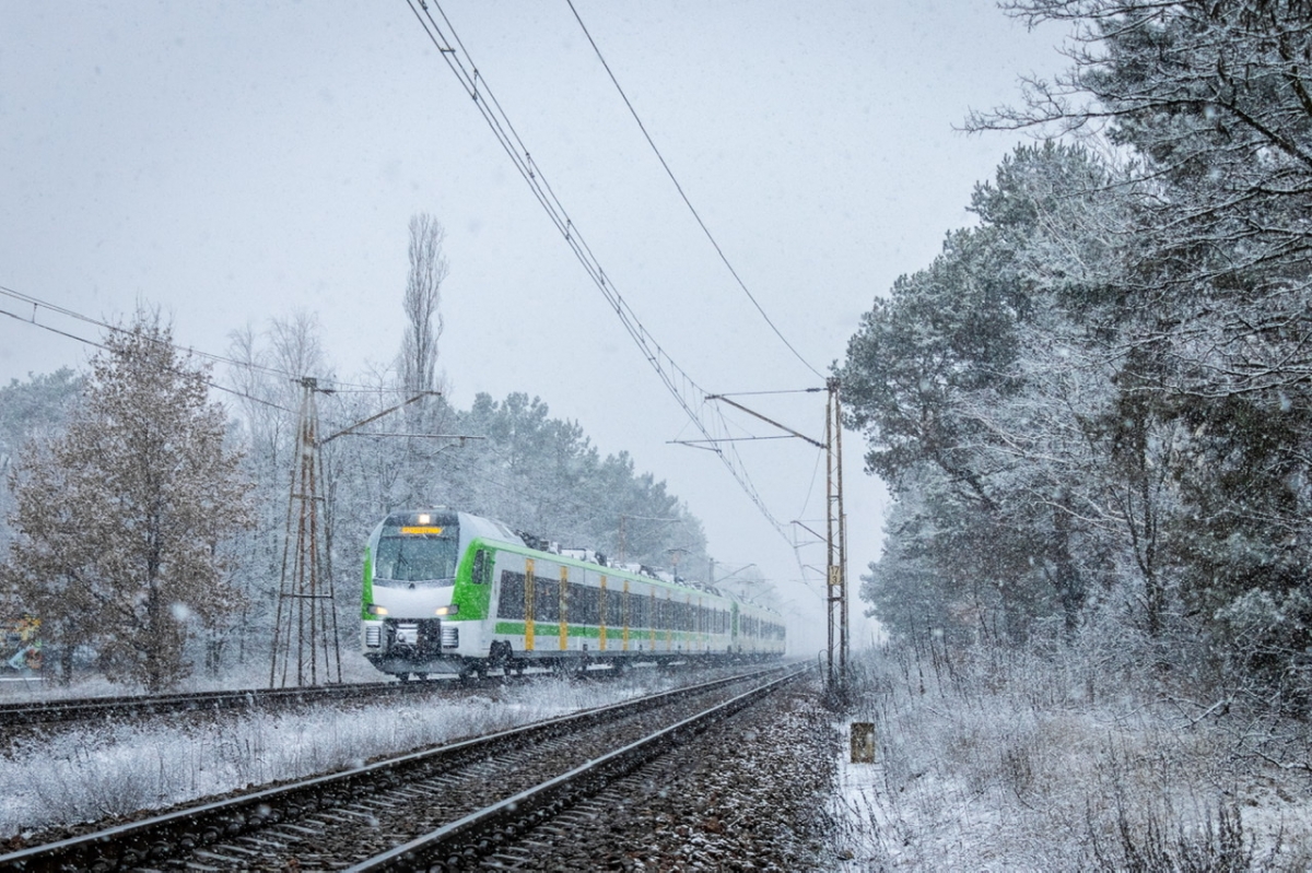 ER160
Po licznych proĹbach, Koleje Mazowieckie wystÄpiĹy z proĹbÄ do CUPT o zgodÄ na wykorzystywanie nowych pojazdĂłw Flirt^3 rĂłwnieĹź na odcinku CelestynĂłw - DÄblin. Oby moĹźnoĹÄ przejechania siÄ nowymi skĹadami na trasie do DÄblina od nowego RJ byĹa tylko formalnoĹciÄ. PoniĹźej duet ER160 jadÄcy ze stacji Warszawa Zachodnia, zbliĹźa siÄ do przystanku Warszawa RadoĹÄ jako KM 19543 do Celestynowa.
Słowa kluczowe: zima