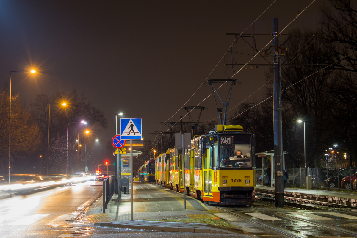 1228+1227
Z powodu wypadku na skrzyĹźowaniu RembieliĹskej, Bartniczej i Wyszogrodzkiej. Wtrzymano ruch tramwajĂłw na BrĂłdno. Przez to utworzyĹ siÄ korek tramwajĂłw....

Słowa kluczowe: Zdarzenie