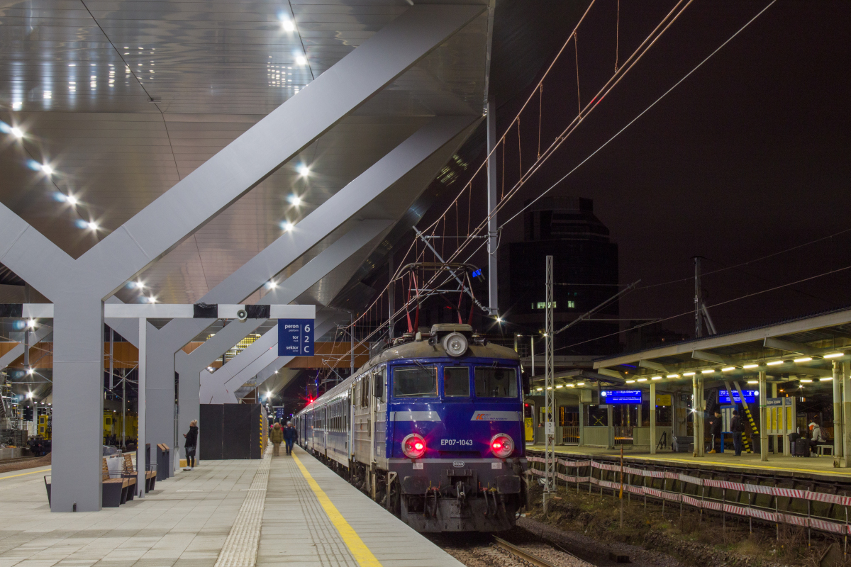 EP07-1043
19 Grudnia oddano do uĹźytku nowy peron 6 i 9 (dawny peron 8). Jest to efekt przebudowy stacji Warszawa Zachodnia ktĂłra jeszcze trwa. Widzimy tu kontrast miÄdzy starÄ ZachodniÄ (perony 1-5) a nowÄ (peron 6-8 i 9). Jaki bÄdzie efekt finalny? Czas pokaĹźe.
