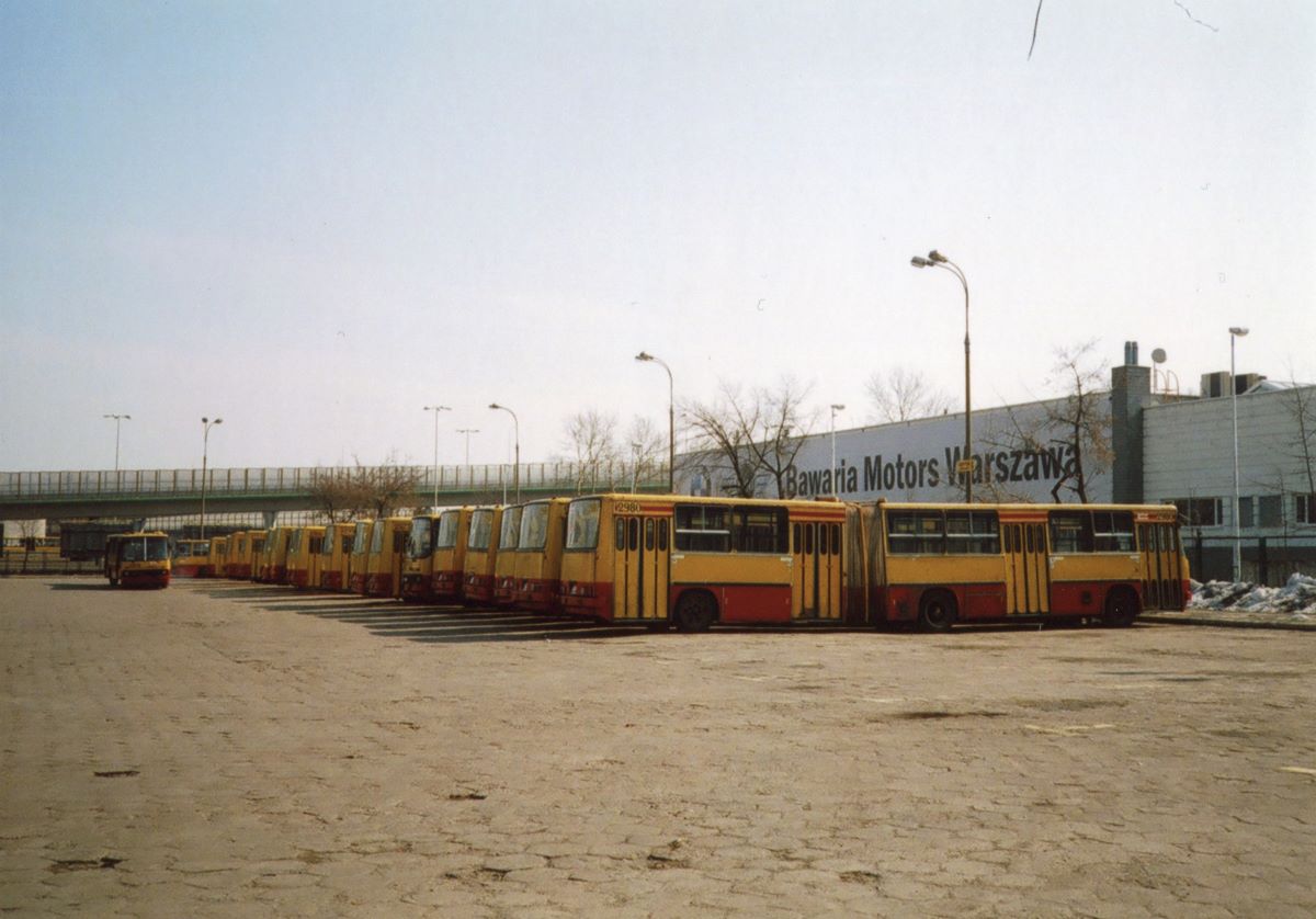 2980
Jeszcze tydzieĹ i wszystkie sprawne Ikary zmieniÄ miejsce stacjonowania a ich miejsce zajmÄ kasaty z caĹej Warszawy. W gĹÄbi 2979 szykujÄcy siÄ do imprezy poĹźegnalnej
Słowa kluczowe: IK280