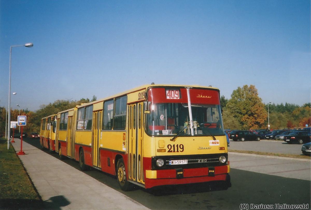 2119
Okres zasileĹ przedcmentarnych zawsze obfitowaĹ w obsĹugowe ewenementy. Teraz moĹźe nie sÄ one tak spektakularne, jak kiedyĹ ale sÄ, a ich wyjÄtkowoĹÄ burzÄ czÄste zmiany obsĹugowe.
SpotkaÄ 409 z Woronicza to w 2005 roku byĹo coĹ, gdyĹź normalnie liniÄ obsĹugiwaĹy R5 i R9. Czasy piÄknej trasy z Politechniki, z centrum Ĺźywego miasta do sztywnej nekropilii. Kierowca nie dyskutowaĹ, kulturalnie ustawiĹ pojazd do zdjÄcia.
Słowa kluczowe: IK280 WĹ2005 Zasilenie