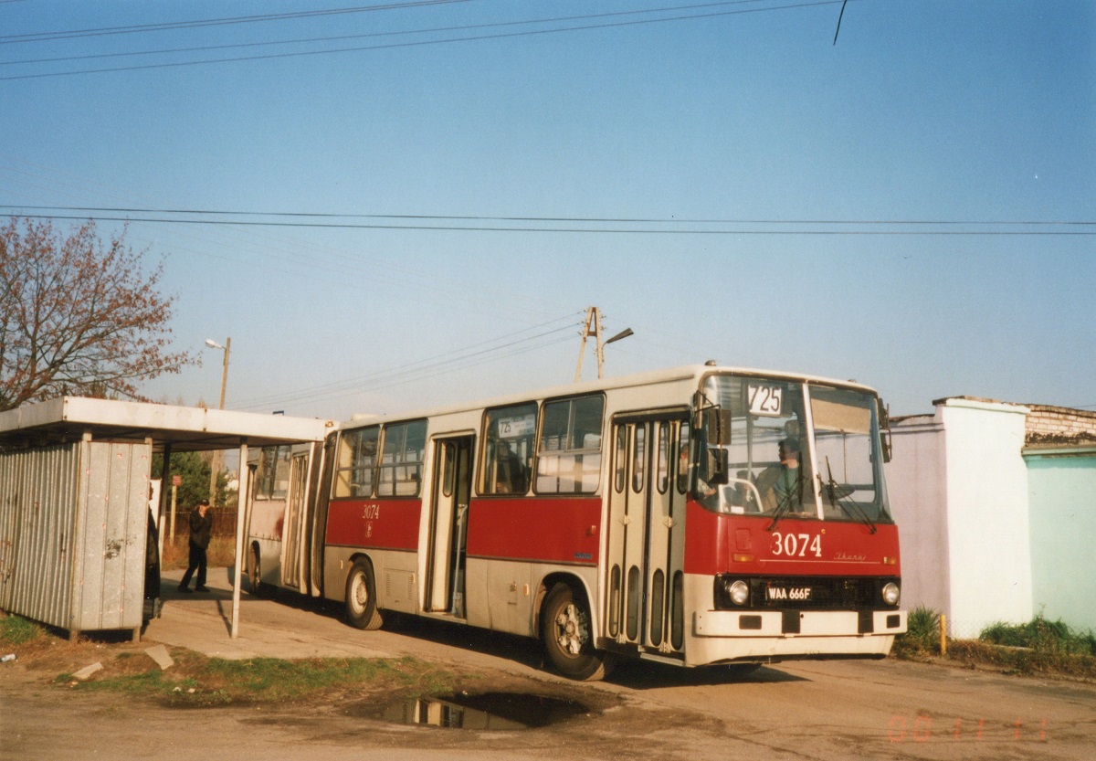 9009
Z R12 jedziemy dalej. Przez fotostop na Polkolorze docieramy do miejsca kultowego komunikacyjnego ewenementu - kraĹca linii eksterytorialnej 725. W tamtych czasach byĹ to relikt czegoĹ niezwykĹego, dzisiaj macie w to miejsce eLki. Historia 725 jest dĹuga - najpierw 218, potem 718, nastÄpnie 252 aĹź doszĹo do 725. A teraz po czÄĹci L-5. 725 kursowaĹo na trasie Polkolor-Bobrowiec, przez ostatnie dwa lata z Julianowa. Po likwidacji R12 obsĹugÄ przejÄĹ PKS Piaseczno. 
Słowa kluczowe: IK280 Imprezy9009