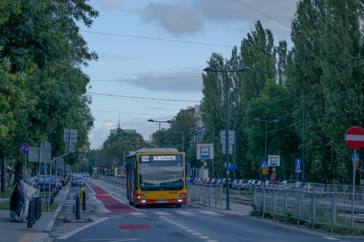 4408
Mercedes spokojnie obsługuje linie 122
