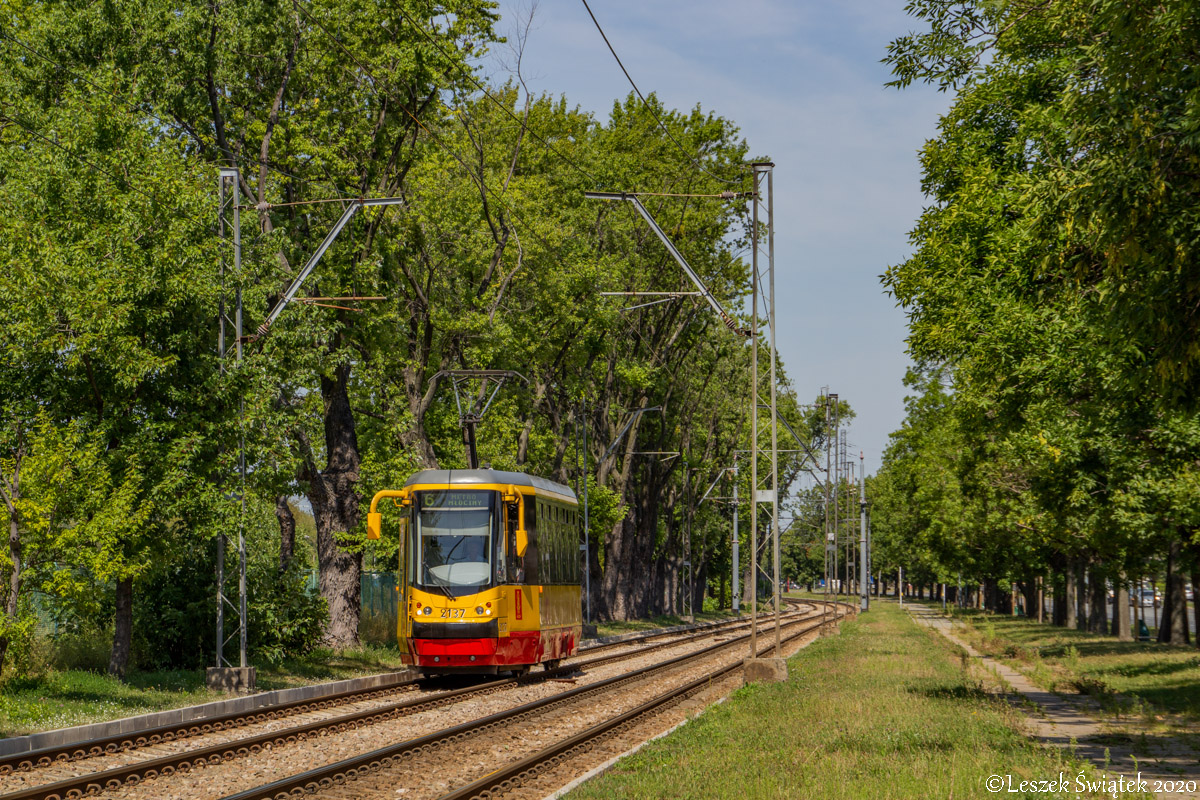2137
Nie do koĹca pamiÄtam dlaczego, ale w tamtym czasie szĂłstka przez kilka dni jeĹşdziĹa z MĹocin na pÄtlÄ przy FSO. 
Przy okazji swego rodzaju dziwadĹo, bo z tego co kojarzÄ, wszystkie brygady "Woli" na 6 byĹy planowo na krĂłtkie Jazzy.
Słowa kluczowe: Objazd dziwadĹo
