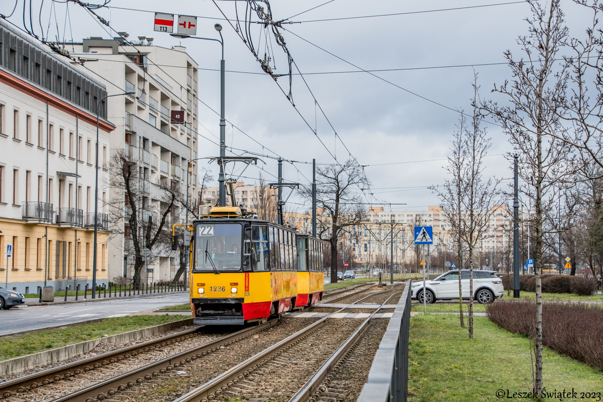 1236+1235
Przedostatni dzieĹ jazd widocznego skĹadu. Wagony wczoraj jeszcze zrobiĹy 013A/22 i doĹÄczyĹy do grona wozĂłw, ktĂłre pojadÄ do Ukrainy.
Przy okazji, historia zatoczyĹa koĹo i wagony 1236+1235, tak samo jak przed NG ~10 lat temu, ponownie przez chwile byĹy najbardziej klasycznymi w Warszawie (nie liczÄc historykĂłw).
