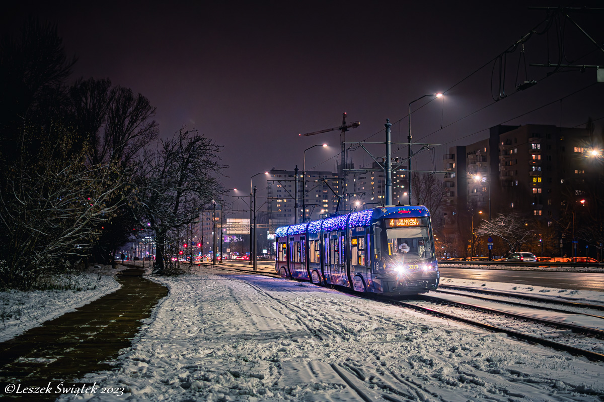 3271
Tegoroczna edycja ĹwiÄtecznego tramwaju. W odrĂłĹźnieniu od poprzednich lat, wagon jest oklejony na dwa "dominujÄce" kolory - na zdjÄciu tego nie widaÄ, ale dwa ostatnie czĹony sÄ ciemnoczerwone. WĂłz zadebiutowaĹ jako wtyczka na 4.
