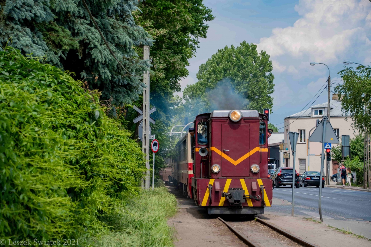 Lxd2-465
PiaseczyĹska wÄskotorĂłwka chwilÄ po odjeĹşdzie z muzeum.

SwojÄ drogÄ, takie coĹ tutaj siÄ przyjmie? :D 
Słowa kluczowe: Natura