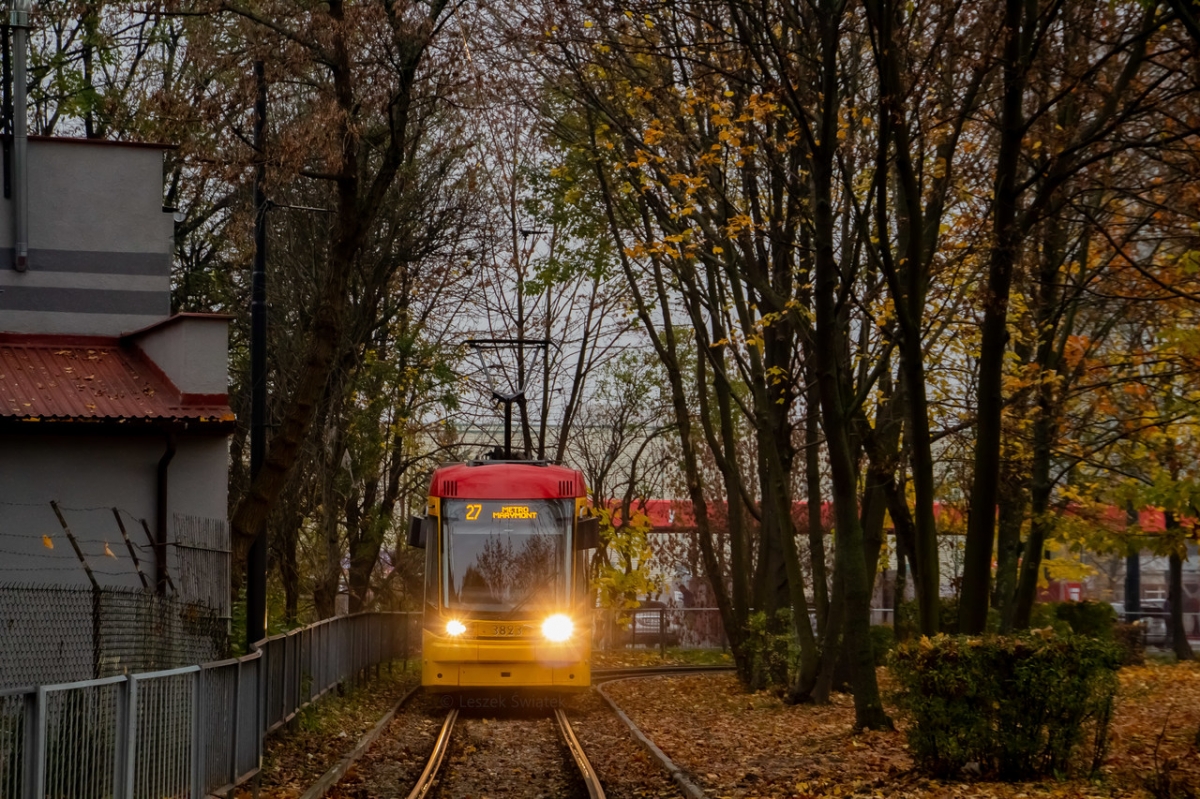 3823
Urokliwy wyjazd z pÄtli przy Cmentarzu Wolskim.
Słowa kluczowe: JesieĹ