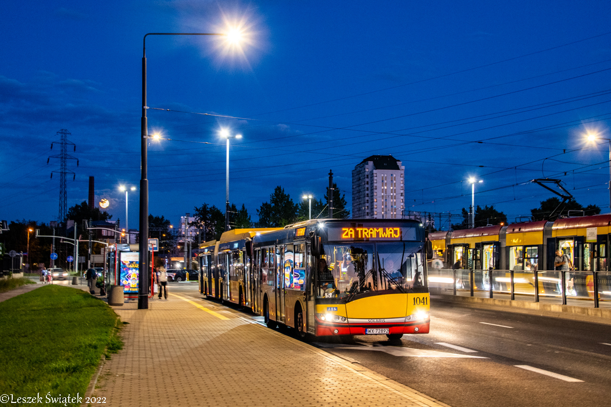 1041
Jedna z brygad "ZaTramwaju" uruchomionego z powodu Ĺmierci pasaĹźera w 1390+1386 na PoborzaĹskiej. Widoczny z tyĹu karton bisowaĹ U10, a w chwili robienia zdjÄcia powoli wracaĹ juĹź ruch tramwajowy. 
Słowa kluczowe: ZaTramwaj